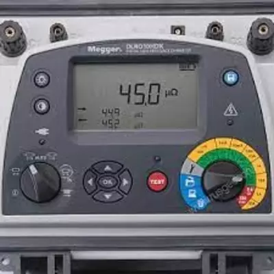 DLRO10HDX — цифровой микроомметр (с подключенными измерительными зажимами)