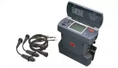 DLRO10X — цифровой микроомметр (с подключенными двойными измерительными щупами)